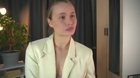 Elisabeth or Lisa online show from September 2025 08:14:01 PM