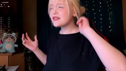 -Lisa- Help me to reach 100 thumbs up3 online show from October 2025 04:49:02 PM