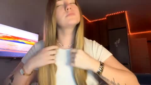 Snapshot of lisi_kiss_ chatting on May 2026 06:47:02 PM Aurora online show from May 2026 06:47:02 PM