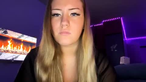Snapshot of lisi_kiss_ chatting on June 2026 06:51:01 PM Aurora online show from June 2026 06:51:01 PM