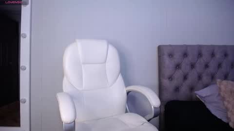 Snapshot of litle_lola chatting on September 2025 08:37:02 AM LOLA online show from September 2025 08:37:02 AM