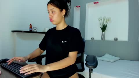 little_carolain online show from January 2025 01:42:02 AM