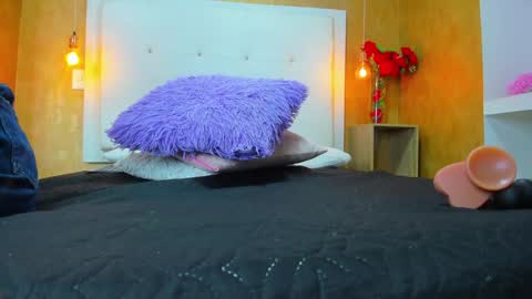 Snapshot of little_jenni chatting on December 2024 12:44:01 PM online show from December 2024 12:44:01 PM