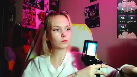 Snapshot of little_sugar_queen chatting on July 2026 09:09:02 PM Akin online show from July 2026 09:09:02 PM