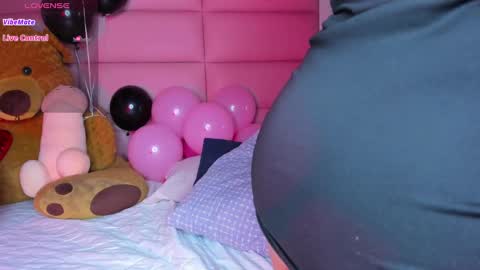 Snapshot of littlee_emma_ chatting on December 2024 03:40:02 AM littlee_emma_ online show from December 2024 03:40:02 AM