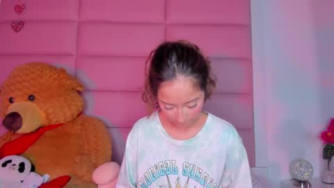 Snapshot of littlee_emma_ chatting on February 2025 06:33:01 AM littlee_emma_ online show from February 2025 06:33:01 AM