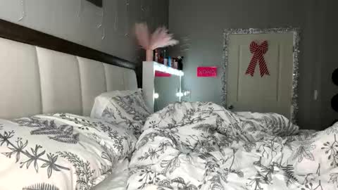 Snapshot of littleemommaa23 chatting on January 2025 06:05:02 AM LittleMomma online show from January 2025 06:05:02 AM