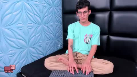 Snapshot of littlemax23 chatting on September 2025 12:30:01 PM MAX online show from September 2025 12:30:01 PM