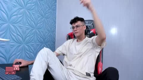 Snapshot of littlemax23 chatting on October 2025 04:35:02 AM MAX online show from October 2025 04:35:02 AM