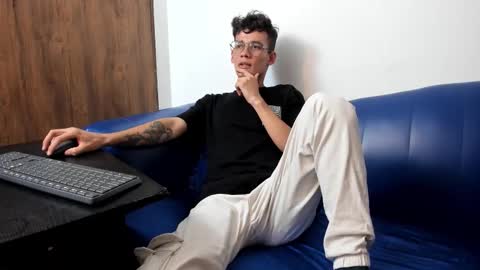 Snapshot of littlemax23 chatting on November 2025 06:18:01 PM MAX online show from November 2025 06:18:01 PM