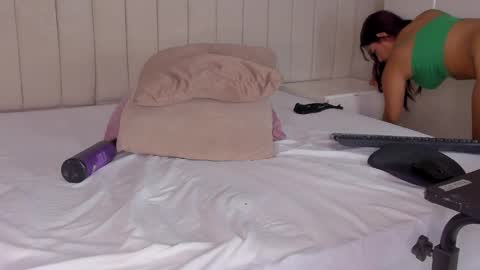 Snapshot of littleoliviia_ chatting on February 2025 04:37:02 PM im olivia IG littleolivia01 online show from February 2025 04:37:02 PM