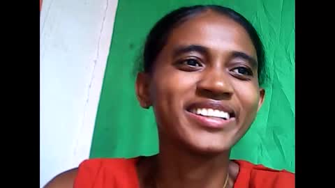 llouisse online show from April 2026 07:18:02 PM