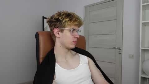 Snapshot of logan_fraser chatting on October 2025 12:25:02 PM LOGAN FRASER online show from October 2025 12:25:02 PM