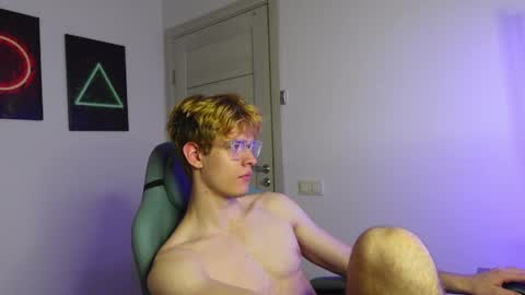 Snapshot of logan_fraser chatting on October 2025 12:25:01 PM LOGAN FRASER online show from October 2025 12:25:01 PM