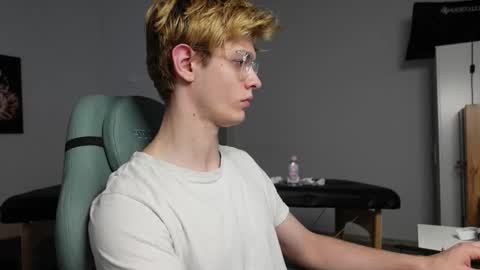 Snapshot of logan_fraser chatting on October 2025 01:56:01 PM LOGAN FRASER online show from October 2025 01:56:01 PM