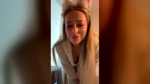 lolacutiex online show from May 2026 10:57:02 AM