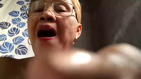 Snapshot of lolamommie chatting on January 2025 01:08:01 AM tey online show from January 2025 01:08:01 AM