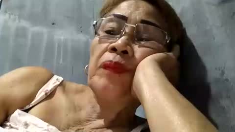 Snapshot of lolamommie chatting on February 2025 12:19:02 PM tey online show from February 2025 12:19:02 PM