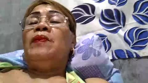 Snapshot of lolamommie chatting on February 2025 12:27:01 PM tey online show from February 2025 12:27:01 PM