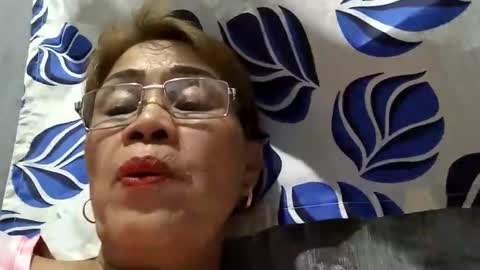 Snapshot of lolamommie chatting on March 2025 12:22:01 PM tey online show from March 2025 12:22:01 PM