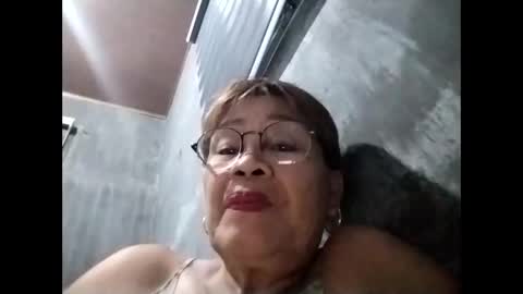 Snapshot of lolamommie chatting on October 2025 11:32:02 AM tey online show from October 2025 11:32:02 AM