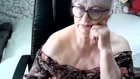 Snapshot of lolkaalyss chatting on February 2025 12:28:01 PM LolkaAlyss online show from February 2025 12:28:01 PM