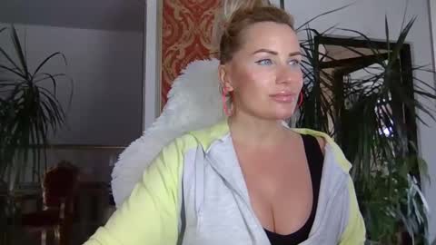 Roxy online show from February 2025 12:05:02 PM