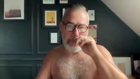 Snapshot of londongent2023 chatting on September 2025 08:03:02 AM EnglishBear online show from September 2025 08:03:02 AM