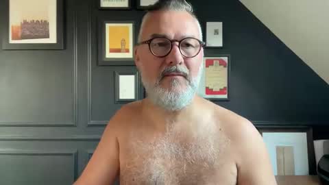 Snapshot of londongent2023 chatting on September 2025 01:44:02 PM EnglishBear online show from September 2025 01:44:02 PM