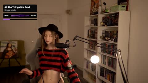 loony_moony online show from November 2025 11:01:02 AM