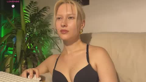 Lora heil online show from September 2025 04:20:02 PM