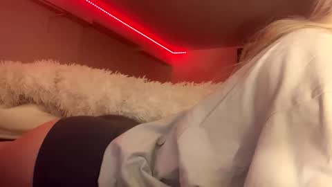 Lora online show from November 2025 08:52:01 PM