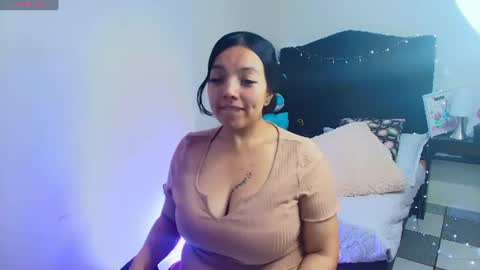 Snapshot of loren_44tits chatting on June 2026 09:04:01 PM Loren online show from June 2026 09:04:01 PM