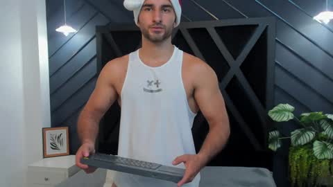  L O R E N Z O  Thumbs Up help  online show from December 2024 05:43:02 PM