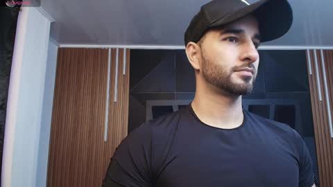  L O R E N Z O  Thumbs Up help  online show from April 2026 11:15:02 AM