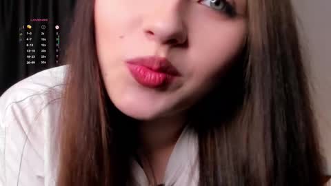 Mia online show from October 2025 01:15:02 PM