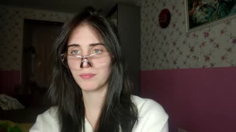 Kira online show from November 2025 03:45:02 PM