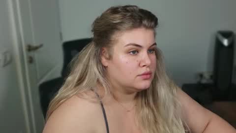 Snapshot of love_wiggy18 chatting on October 2025 07:03:02 AM Ally online show from October 2025 07:03:02 AM