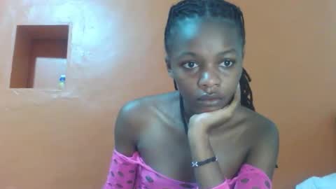 Snapshot of lovely_yvonne chatting on November 2025 06:15:01 PM Lovely yvonne online show from November 2025 06:15:01 PM