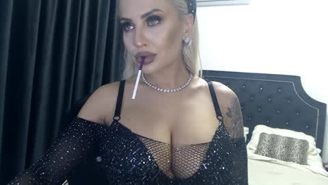 Snapshot of lovelyblondyxxx chatting on December 2024 11:12:02 PM PrAllinXXXa online show from December 2024 11:12:02 PM