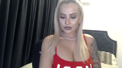 Snapshot of lovelyblondyxxx chatting on December 2024 12:12:01 AM PrAllinXXXa online show from December 2024 12:12:01 AM