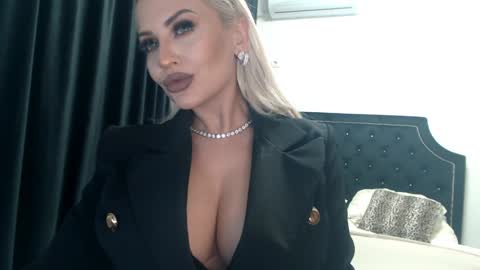 Snapshot of lovelyblondyxxx chatting on December 2024 11:30:01 PM PrAllinXXXa online show from December 2024 11:30:01 PM