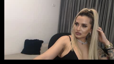 Snapshot of lovelyblondyxxx chatting on February 2025 01:43:01 AM PrAllinXXXa online show from February 2025 01:43:01 AM
