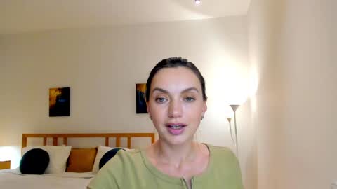 Mia online show from December 2024 05:44:01 PM