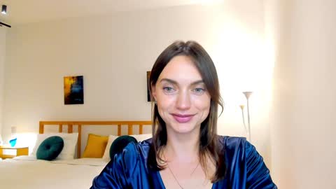 Mia online show from December 2024 07:06:01 PM