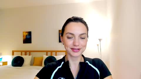 Mia online show from December 2024 01:11:02 PM