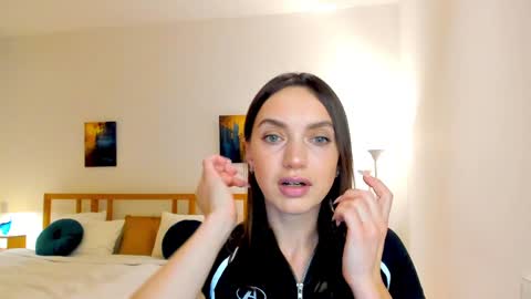 Mia online show from December 2024 02:46:02 PM