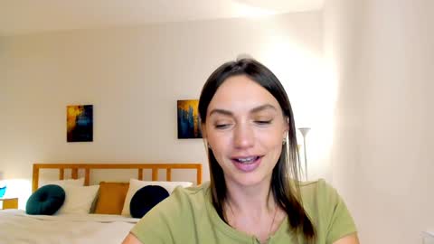 Mia online show from December 2024 06:15:01 PM