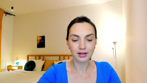 Mia online show from December 2024 05:01:01 PM