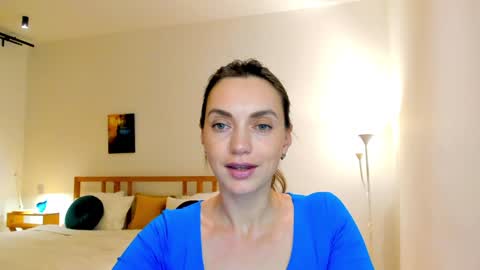 Mia online show from December 2024 08:04:02 PM